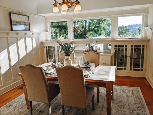 Sellwood Dining Room staged by Arcadia Staging