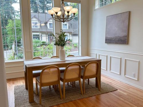 Transitional Dining Room Stage